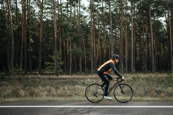 A Curva da Autoconfiança: Como você pode superar o medo de cair e continuar pedalando após os 60 anos